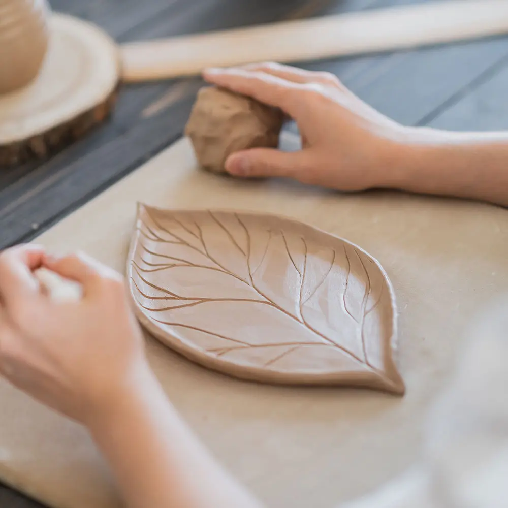decorating-handmade-pottery-plate decorating-handmade-pottery-plate